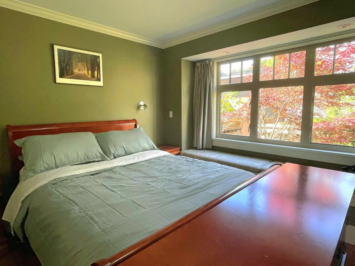Elegant, Sunny Modern Home With Skylights - Kitsilano, Vancouver Eksteriør bilde