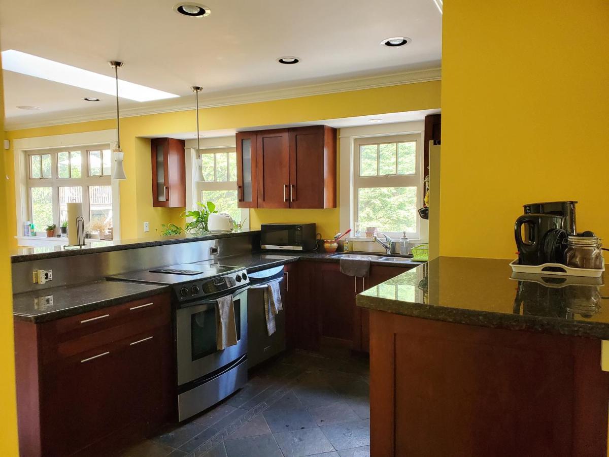Elegant, Sunny Modern Home With Skylights - Kitsilano, Vancouver Eksteriør bilde