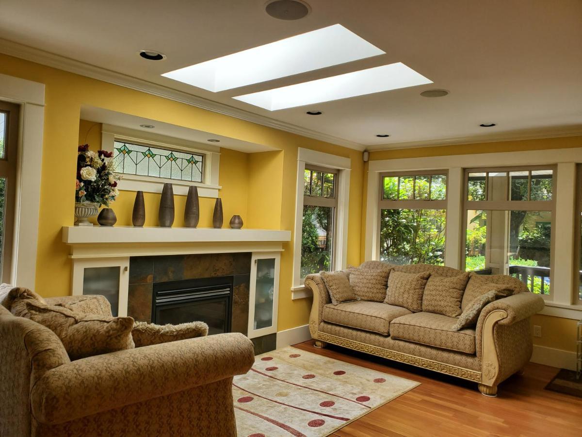 Elegant, Sunny Modern Home With Skylights - Kitsilano, Vancouver Eksteriør bilde