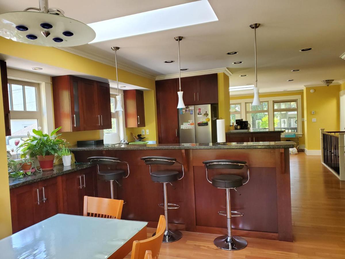 Elegant, Sunny Modern Home With Skylights - Kitsilano, Vancouver Eksteriør bilde